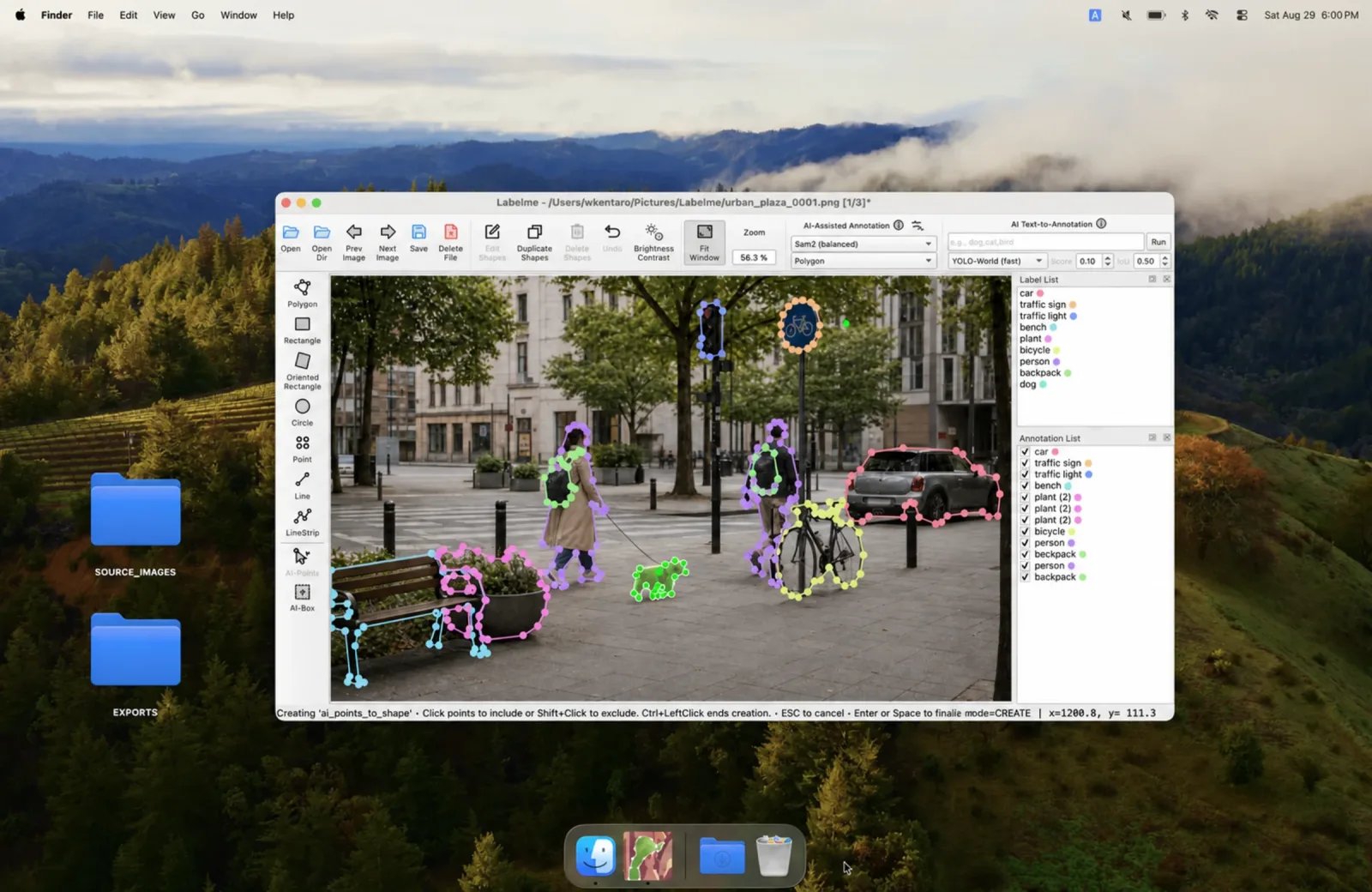 実際のmacOSデスクトップで、Labelmeを使って街中のシーンをアノテーションしている様子。元画像、エクスポート、DockのLabelmeアプリが表示されています。